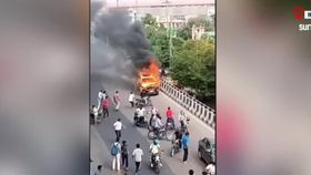 VIDEO O mașină în flăcări a scăpat de sub control. Oamenii fugeau din fața unui adevărat pericol